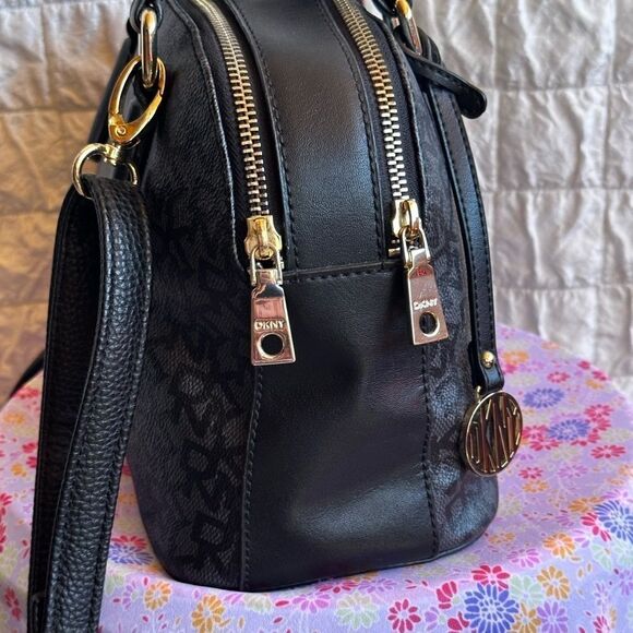 Dkny Heritage Coated Logo Leather Crossbody Satchel black/grey - Picture 4 of 10